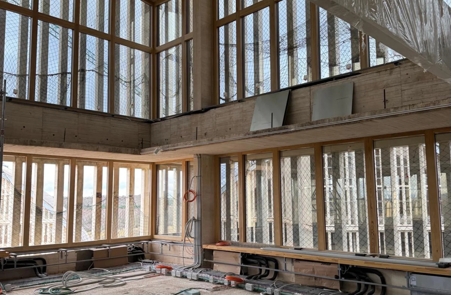 fabricación de ventanas de madera en la fábrica de Carmave